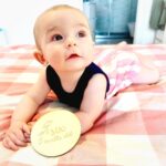 Sabrina Cereseto Instagram - Quando ancora non eri nei nostri pensieri ti ho comprato questo vestitino ai Caraibi, più di 3 anni fa, il primo regalo che ho fatto al tuo papá per fargli capire che lo avevo scelto come compagno di vita. Blu, rosa e bianco taglia 6 mesi ed oggi quei 6 mesi sono arrivati. Auguri sole ☀️