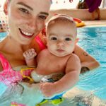 Sabrina Cereseto Instagram - Ranocchietta in vasca per la prima volta 🐸 Lui adora stare in piscina!!! ❤️❤️❤️❤️