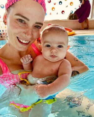 Sabrina Cereseto Instagram - Ranocchietta in vasca per la prima volta 🐸 
Lui adora stare in piscina!!! ❤️❤️❤️❤️