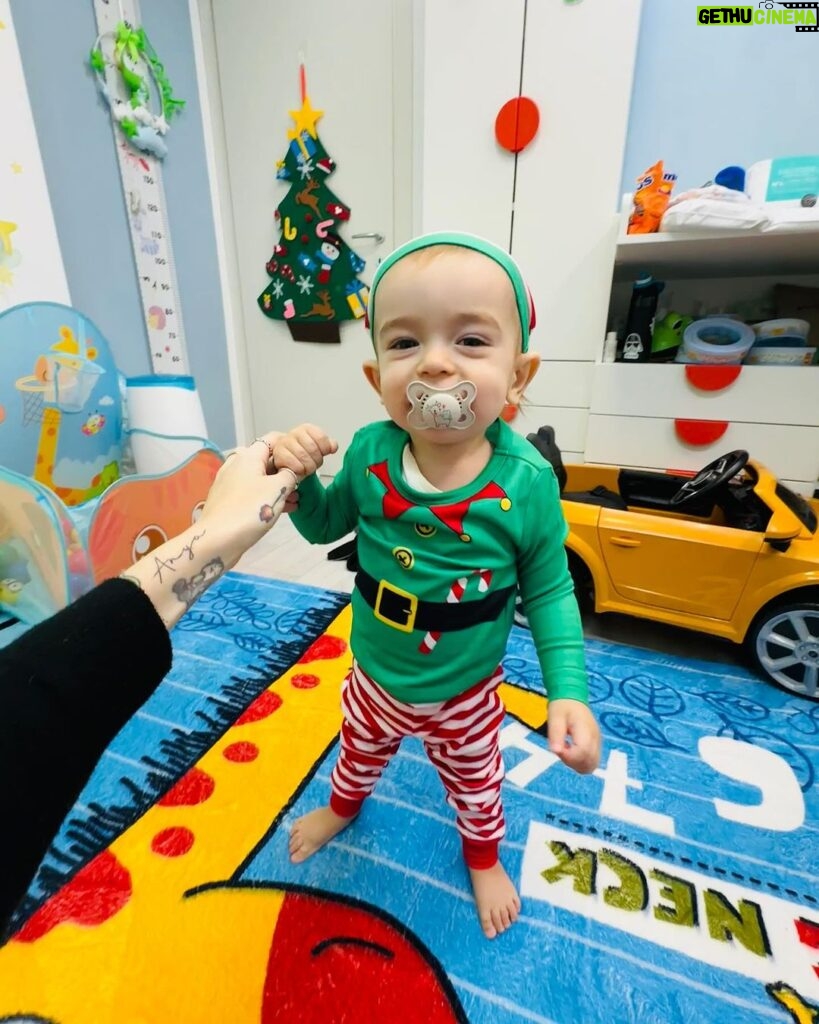 Sabrina Cereseto Instagram - 🥹🥹🥹 il primo Natale del piccino in panza e scorri a destra per vedere l’aiutante di Babbo Natale ❤️❤️❤️
