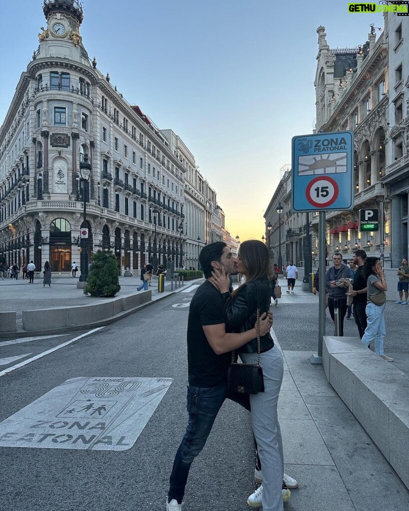 Sabrina Seara Instagram - Hola Madrid ! Y ahora que hacemos ? #noseaslocachica #madrid