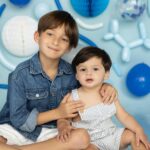 Sabrina Seara Instagram - Mi favorita es la 3 y la tuya ? El solecito de esta familia , nuestro bebe arcoíris 🌈 cumple su primer año . Derretidos con esta sesión de fotos tan divina que hicimos para celebrar el primer año de nuestro amado Alex ! . Gracias @openstudiomc por ser tan pacientes y cariñosos con nuestros pequeños . #birthdayboy #oneyearold #smashthecake