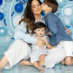 Sabrina Seara Instagram - Mi favorita es la 3 y la tuya ? El solecito de esta familia , nuestro bebe arcoíris 🌈 cumple su primer año . Derretidos con esta sesión de fotos tan divina que hicimos para celebrar el primer año de nuestro amado Alex ! . Gracias @openstudiomc por ser tan pacientes y cariñosos con nuestros pequeños . #birthdayboy #oneyearold #smashthecake