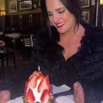 Sabrina Seara Instagram - QUE HARÍAS SOLA EN VEGAS BABY ? #Vegas #monatreunion2023
