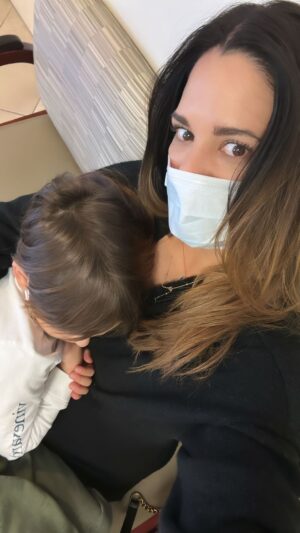 Sabrina Seara Instagram - Le pregunté como te sientes ? 
( para enviárselo a Daniel )
 y no me espere esa fuera su respuesta ! 

Después de una larga noche con fiebre y malestar  terminamos en el Doctor , sus palabras fueron más que suficientes para sentirme la mujer más afortunada .

Y pues si , eso somos todas las madres SÚPER MUJERES CON CAPA 🦸‍♂️ capaces de todo por nuestros pequeños.

🙏🏻 Gracias a Dios Max está mejor