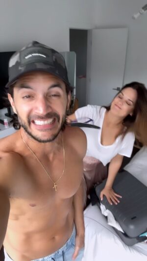 Sabrina Seara Instagram - Mi gente nos vamos de vacaciones 😂

Que Team eres ?

Reviso teléfono 
No reviso teléfono

@danielelbittar