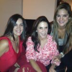 Sabrina Seara Instagram - Amanecí con la triste notica que nuestra amada Rebeca Jones ya no está. Confieso que leer este titular es algo que me ha pegado mucho, la mejor madre de novela , maestra y gran amiga para mi . Como en mi ultima foto así te imagino y recordare ….🌹 Vuela alto Rebe .