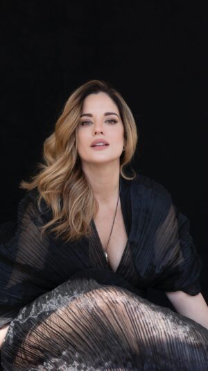 Sabrina Seara Instagram - Una sesión de fotos muy especial de
La mano de mi queridísimo @alfonsozapata para @holausa !

MUAH: @reybeautyart 
Stylist: @brujademoda
PR: @_boknegra_ 
Digital Senior Editor : @totilacteo 

#momtobe #momtobephotoshoot #pregnant #holausa #noseaslocachica #pregnantstyle #embarazo #embarazada #fotosembarazo