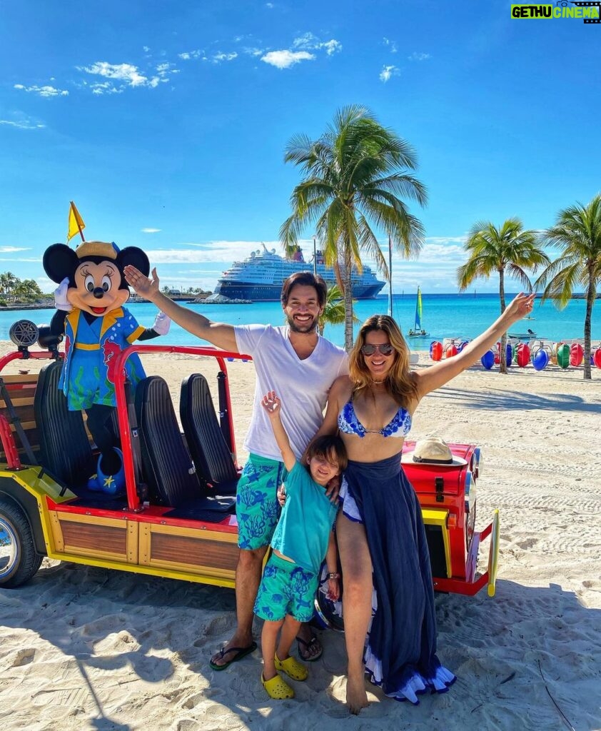 Sabrina Seara Instagram - Bienvenidos a La isla de la Fantasia🌺 Con que personaje de Disney te quedarías solo en una isla 🤭 ? Yo con el principe de la sirenita 🤪 #noseaslocachica Fantasy Island