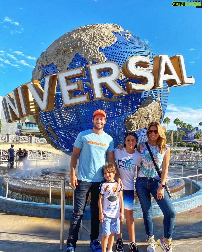 Sabrina Seara Instagram - Un viaje relámpago a Orlando para abrazar a la familia, escaparnos a visitar lo que más nos divierte , Los parques 🎢 y enterarnos que la nueva atracción #thesecretliveofpets estrenó en #universalstudioshollywood y no en #universalstudiosorlando jajaja 🤣 #noseaslocachica Maxi se quedo con las ganas conocer el ride de su peli favorita! Universal Studios, Orlando . Florida