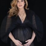 Sabrina Seara Instagram - Nosotros dos 🤍 ( aún no decidimos el nombre me ayudas ? ) Sorry el Spam ☺️ pero Ame esta sesión de fotos , fueron muy especiales para mi , un sueño tan deseado y esperado se está haciendo realidad . Mi bebe arcoíris 🌈 pronto llegará a iluminar nuestras vidas. #momtobe #embarazo #pregnancyannouncement #pregnancygoals #fotosembarazadas Mexico City, Mexico