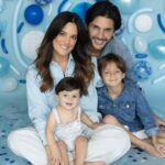 Sabrina Seara Instagram - Mi favorita es la 3 y la tuya ? El solecito de esta familia , nuestro bebe arcoíris 🌈 cumple su primer año . Derretidos con esta sesión de fotos tan divina que hicimos para celebrar el primer año de nuestro amado Alex ! . Gracias @openstudiomc por ser tan pacientes y cariñosos con nuestros pequeños . #birthdayboy #oneyearold #smashthecake