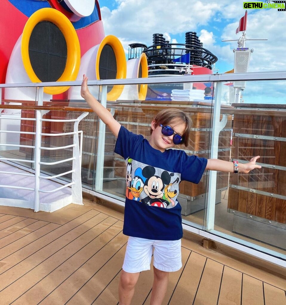 Sabrina Seara Instagram - Y que nos pellizquen que si está pasando ⚓️💦🚢🤍 Nos fuimos #disneycruiseline Quien es tu personaje favorito d Disney ? Port of Miami Cruise Terminals