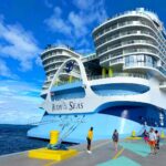Sabrina Seara Instagram - No importa donde y cuándo pero siempre juntos 💞🌊☀️ mis personas favoritas. Aunque si es en el crucero más grande del mundo mejor😂 #iconoftheseas #royalcaribbeancruise Cococay, Bahamas
