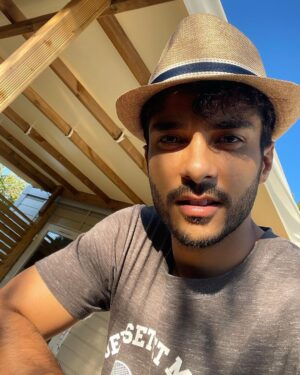 Saed Soheili Instagram - .
چی بنویسم…؟ من از اون کپشن قشنگا بلد نیستم بخدا🤠