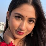 Safa Kabir Instagram - The rose is the queen of flowers, and its fragrance rules the world 🌹