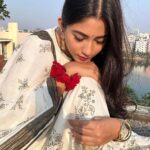 Safa Kabir Instagram - The rose is the queen of flowers, and its fragrance rules the world 🌹