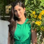 Safa Kabir Instagram - Green: The color of growth and renewal, green speaks to Virgo's love for nature and its healing properties. So I chose to start my 1-01-2024 wearing green. Happy new year everyone ❤️