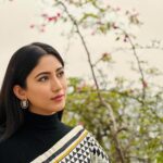 Safa Kabir Instagram - Simplicity is the keynote of all true elegance 🖤🤍