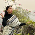Safa Kabir Instagram - Simplicity is the keynote of all true elegance 🖤🤍