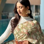 Safa Kabir Instagram - Here’s my sweater over saree look. This winter I styled my saree with high neck and a belt.