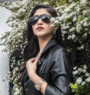 Safa Kabir Instagram - Slaying in Black, not looking Back.