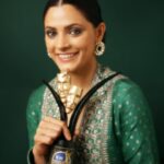 Saiyami Kher Instagram - या मोठ्या सन्मानाबद्दल खूप खूप आभार ...हा सन्मान माझ्यासाठी खूप स्पेशल आहे....आणि पुढच्या वर्षीचा मटा सन्मान मराठी चित्रपटासाठी अशी मला आशा आहे... Thankyou @maharashtratimesonline for the Mata Sanman for Ghoomer. It’s truly a huge honour. And thankyou @sonalikul for the video ♥️ Outfit - @anitadongre Jewellery - @isharya @elevate_promotions Photos - @shrutisbagwe