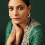 Saiyami Kher Instagram - या मोठ्या सन्मानाबद्दल खूप खूप आभार ...हा सन्मान माझ्यासाठी खूप स्पेशल आहे....आणि पुढच्या वर्षीचा मटा सन्मान मराठी चित्रपटासाठी अशी मला आशा आहे... Thankyou @maharashtratimesonline for the Mata Sanman for Ghoomer. It’s truly a huge honour. And thankyou @sonalikul for the video ♥️ Outfit - @anitadongre Jewellery - @isharya @elevate_promotions Photos - @shrutisbagwe