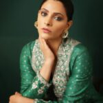 Saiyami Kher Instagram - या मोठ्या सन्मानाबद्दल खूप खूप आभार ...हा सन्मान माझ्यासाठी खूप स्पेशल आहे....आणि पुढच्या वर्षीचा मटा सन्मान मराठी चित्रपटासाठी अशी मला आशा आहे... Thankyou @maharashtratimesonline for the Mata Sanman for Ghoomer. It’s truly a huge honour. And thankyou @sonalikul for the video ♥️ Outfit - @anitadongre Jewellery - @isharya @elevate_promotions Photos - @shrutisbagwe
