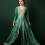 Saiyami Kher Instagram - या मोठ्या सन्मानाबद्दल खूप खूप आभार ...हा सन्मान माझ्यासाठी खूप स्पेशल आहे....आणि पुढच्या वर्षीचा मटा सन्मान मराठी चित्रपटासाठी अशी मला आशा आहे... Thankyou @maharashtratimesonline for the Mata Sanman for Ghoomer. It’s truly a huge honour. And thankyou @sonalikul for the video ♥️ Outfit - @anitadongre Jewellery - @isharya @elevate_promotions Photos - @shrutisbagwe
