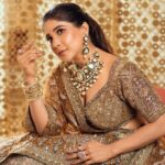 Sakshi Agarwal Instagram – “Draped in golden elegance, my sparkle matches the twinkle in my eyes. ✨ #GoldenLehengaMagic”
.

Jewellery : @challani_jewellery 
Hmua: @murugeshmakeup_hair @shalini_hairartist 
Location: @crowneplazachn 
Designer: @dvasabyabhi