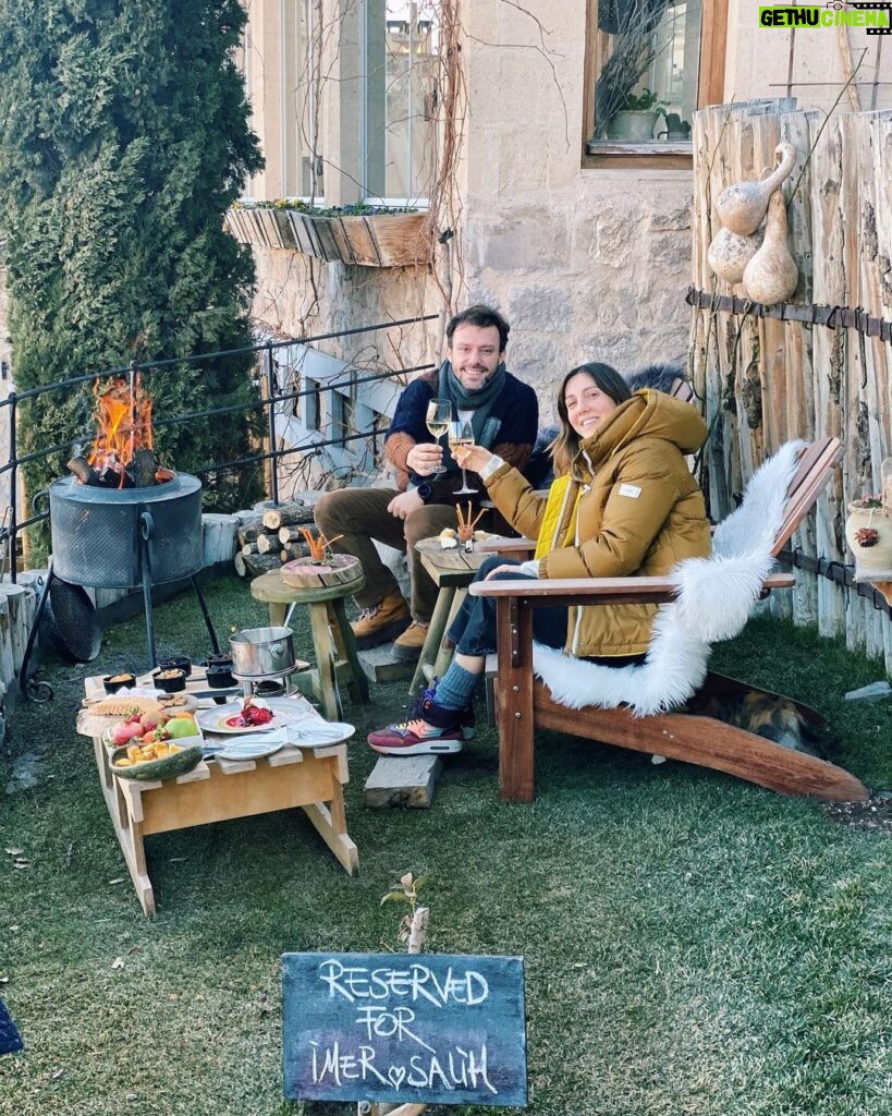 Salih Bademci Instagram - Evet, bu hafta sonunu kendimize rezerve etmemize yardım eden sevgili Aslıhan hanım ve tüm @argosincappadocia çalışanları, kattığınız tüm güzellikleri bir de olağanüstü bir zarafet ile yaptınız. Çok teşekkür ederim.🙏🙏🙏 Argos in Cappadocia