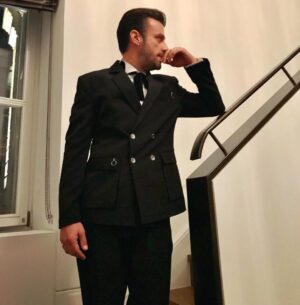 Salih Bademci Instagram - Gecemi kurtardınız. Sonsuz teşekkür ederim.🥂
Styling: @asilasli @ibrahimduman.id @damlareisoglu ❤️🌻
Takım: @slnakyz
Loafer: @lesbenjamins 
Ve tabi ki: @cansu_uras @mujdepo 
#kulüp #gala #netflix