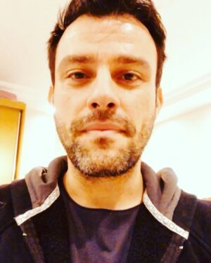 Salih Bademci Instagram - #evdekal ama dışardaki dostlarını da unutma!🤘 teşekkürler @firattanis nasılsın @nesly.arslan? 😊❤️✌️#coronagunlerindeaşk
