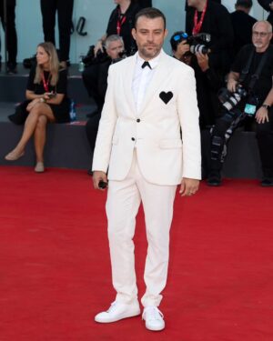 Salih Bademci Instagram - #venezia80
Styling: @serdaruzuntas @srserdarmilano 🙏🔥
💍: @bulgari
w.@melisssezen & @lexusturkiye