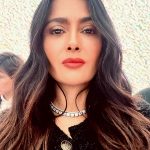 Salma Hayek Pinault Instagram – Paris Fashion Week always gives you the opportunity to play different characters in real life. 🎭
La Semana de la Moda de París siempre te brinda la oportunidad de interpretar diferentes personajes en la vida real. 

Hair: @johnnollet 
Make-up: @anglomamakeup
Look: @balenciaga 
Jewellery: @boucheron