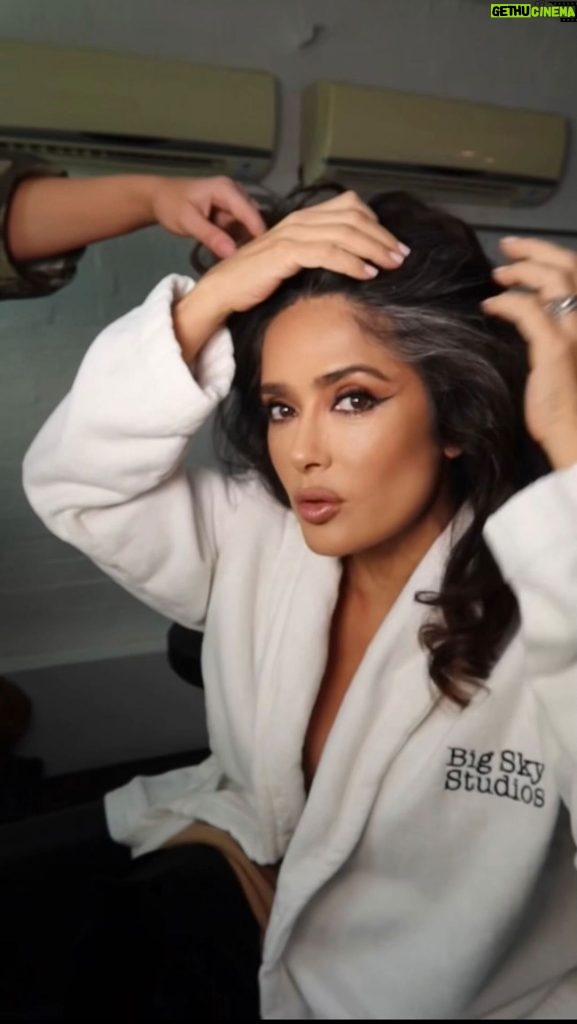 Salma Hayek Pinault Instagram - We don’t gatekeep hair tips here 😉 @miguelmartinperezldn No hacemos exclusión de consejos capilares aquí 😉 @miguelmartinperezldn