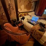 Salmo Instagram - 05/07/23 Genova, Hotel … 01:30 sto scrivendo stupido gioco del rap 2. Un amico mi ha prestato scheda audio e microfono. Ho finito da poco il live al Goaboafeatival, sono stanco morto ma non posso farne a meno. Devo registrare. Non c’è più tempo, fallo adesso.