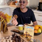 Salvatore Cinquegrana Instagram - #AD Oggi a colazione il nuovo biscotto di Mulino Bianco: Scacchieri! Super combinazione tra caramello e cioccolato, davvero buoni da inzuppare. Sul sito di Mulino Bianco trovi il game “Gioca con Scacchieri” con cui puoi vincere dei buoni da 50€ da spendere su “Dedicato A Te” l’e-commerce dove acquistare prodotti Mulino Bianco personalizzati. Con l’estrazione settimanale puoi vincere la mia box di Scacchieri con all’interno anche una scacchiera professionale e due miei oggetti personali autografati :) #scacchieri #mulinobianco @mulinobianco