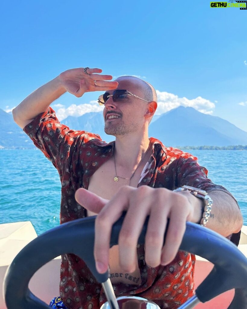Salvatore Cinquegrana Instagram - Pov: sei su una barca con me e puoi rispondere alle mie richieste solo con “Sì signor capitano”