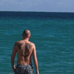 Salvatore Cinquegrana Instagram - non so se Miami mi sta convincendo come città… ma prendere il sole e fare il bagno in pieno inverno per me è un grande sì 🌞