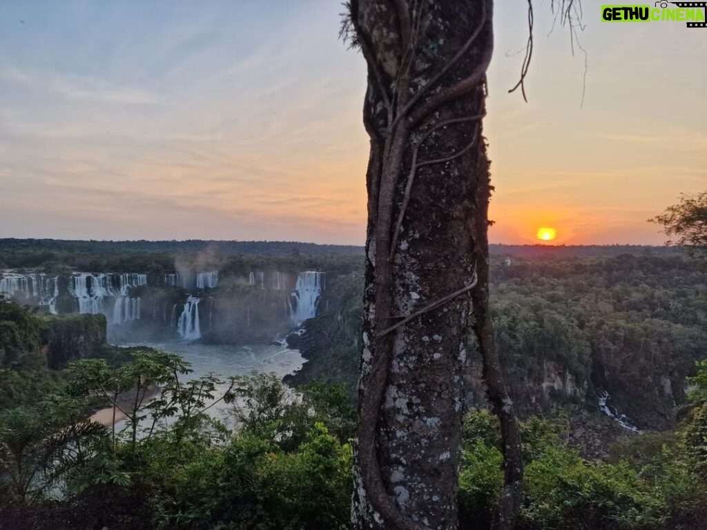 Salvatore Esposito Instagram - Dia 2 : Iguaçu 🇧🇷 Una meraviglia della natura , la potenza delle cascate incontra un parco naturale protetto e con tantissimi animali in via d'estinzione. Senza fiato 🖤 Cataratas De Foz Do Iguaçu
