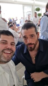 Salvatore Esposito Instagram - La mamma è sempre la mamma 🩷 Grazie @canyaman per aver realizzato il sogno di mia madre @susyvita !!! Ciao guaglio' 😎 Lido di Venezia
