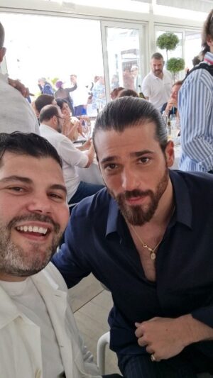 Salvatore Esposito Instagram - La mamma è sempre la mamma 🩷 Grazie @canyaman per aver realizzato il sogno di mia madre @susyvita !!! Ciao guaglio' 😎
