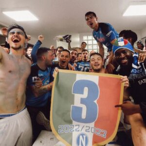 Salvatore Esposito Instagram - Buongiorno !!! Siamo davvero CAMPIONI ? Avete dormito ? Come avete festeggiato ?  #ForzaNapoliSempre

Credit : @maledizioni