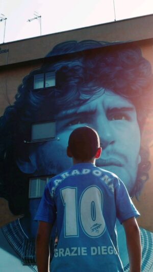 Salvatore Esposito Instagram - Auguri D10S 💙

Credits : @matacena_ph