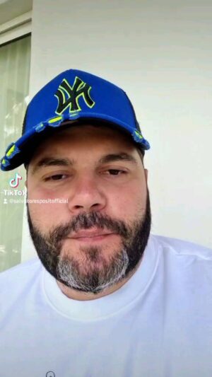 Salvatore Esposito Instagram - Il calcio in Italia,oggi . Difendiamo la nostra passione proteggendo quella dei giovani . Viva il calcio italiano sano !!!