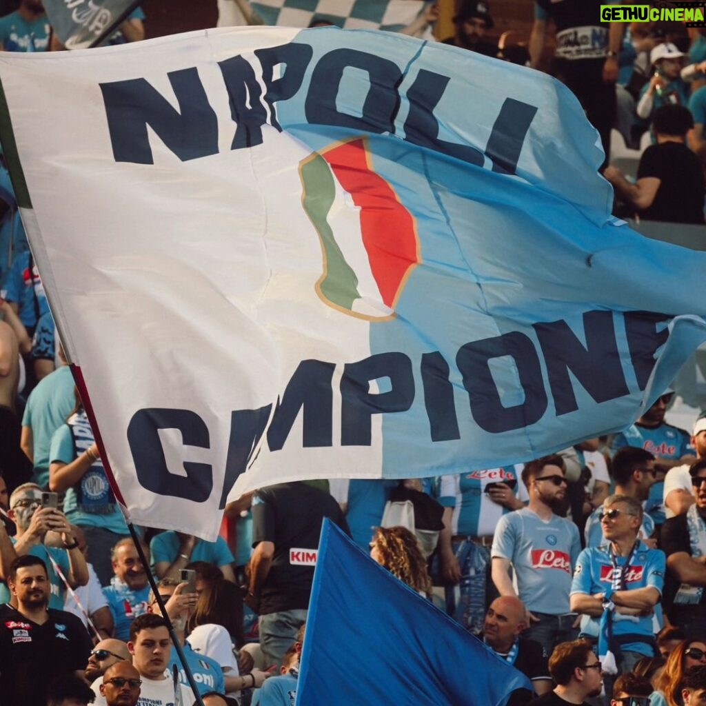 Salvatore Esposito Instagram - I tifosi e la maglia vengono prima di tutto !!! #ForzaNapoliSempre Napoli, Italy