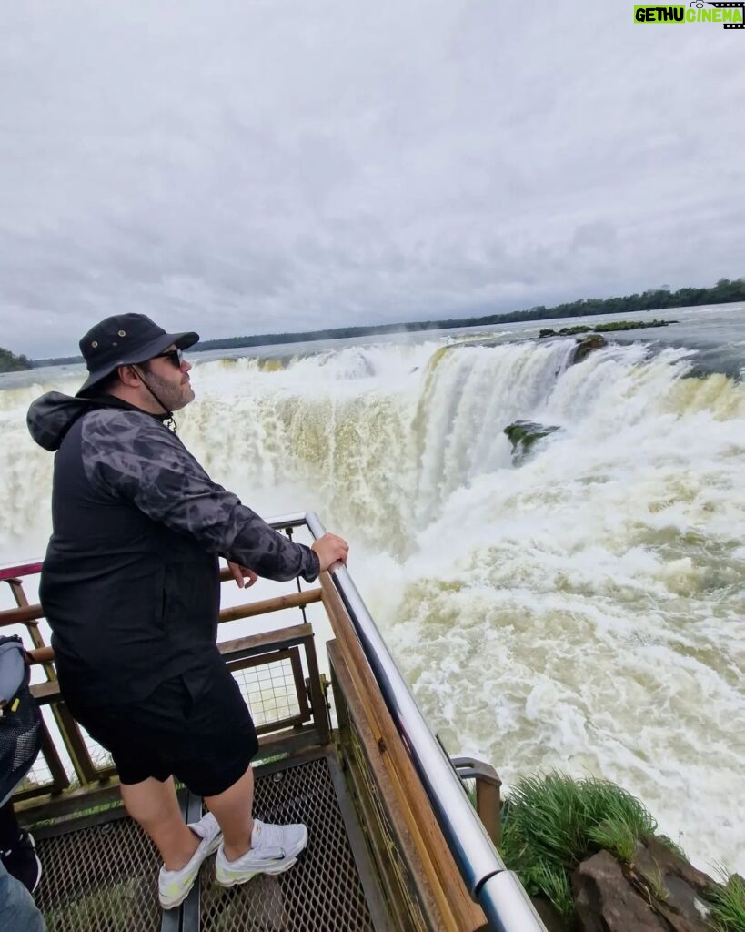 Salvatore Esposito Instagram - Dia 3 : Iguazu 🇦🇷 Vedere le cascate dal lato argentino è stato pazzesco . Siamo entrati nella Gola del Diavolo e ne siamo usciti vivi 😎 Iguazu Falls, Argetina