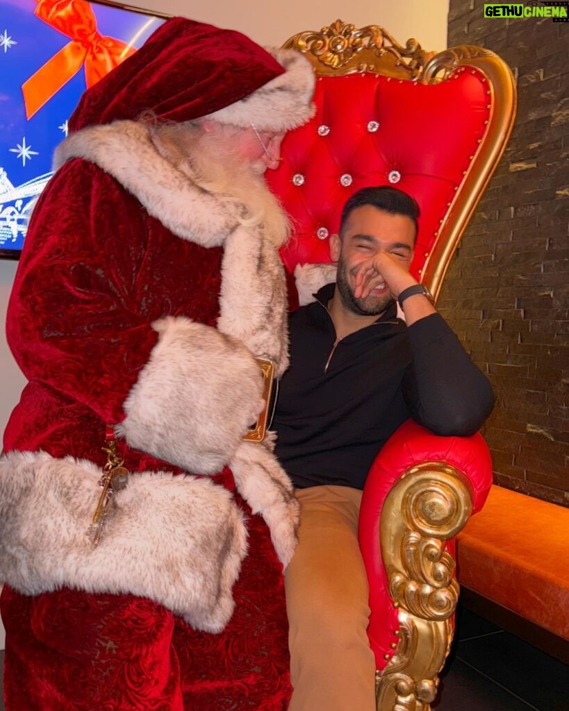 Sam Asghari Instagram - My first photo with Santa 🎅🏽